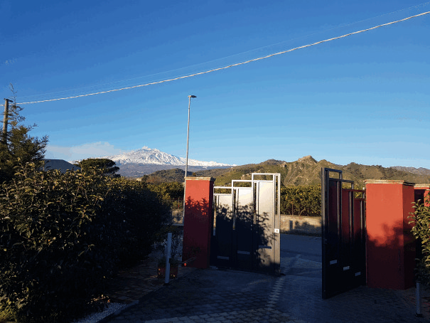 b&b villa valentina taormina jardín con vista al Etna