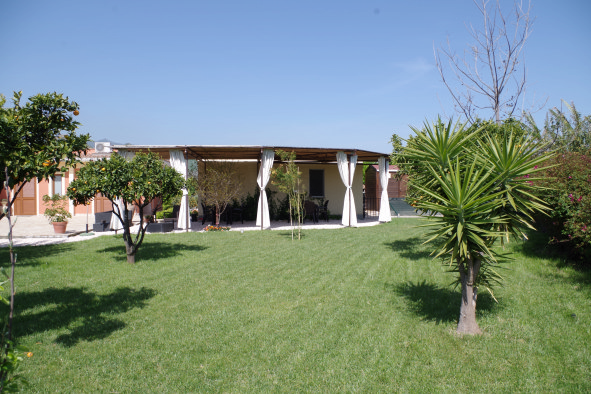 b&b villa valentina taormina garden grass on breakfast area